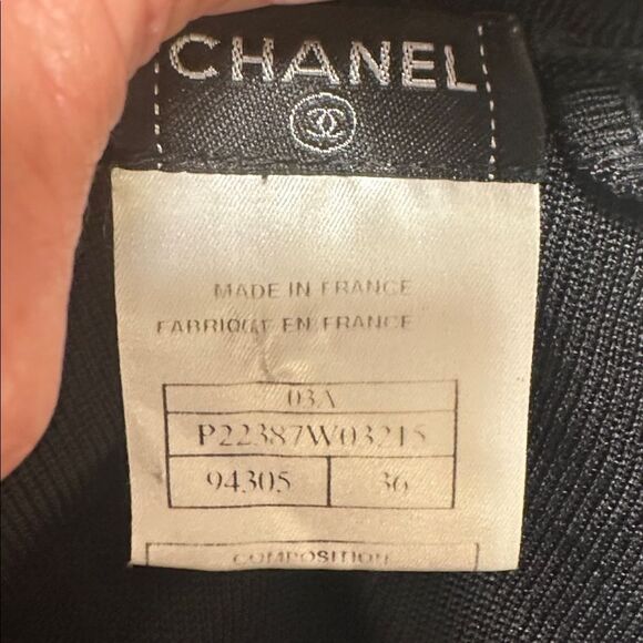 Authentic Black CHANEL Cropped Cardigan
P22387W03216 - Picture 13 of 16